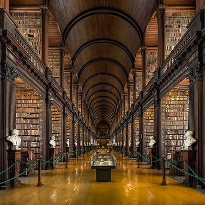 IZVOR: https://commons.wikimedia.org/wiki/File:Long_Room_Interior,_Trinity_College_Dublin,_Ireland_-_Diliff.jpg