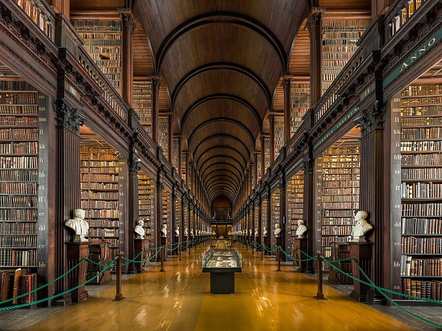 IZVOR: https://commons.wikimedia.org/wiki/File:Long_Room_Interior,_Trinity_College_Dublin,_Ireland_-_Diliff.jpg