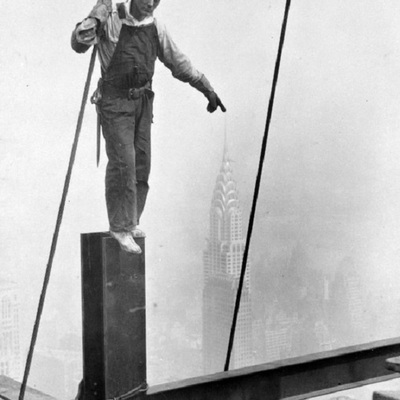 Gradnja Empire State Buildinga, u pozadini Chrysler Tower