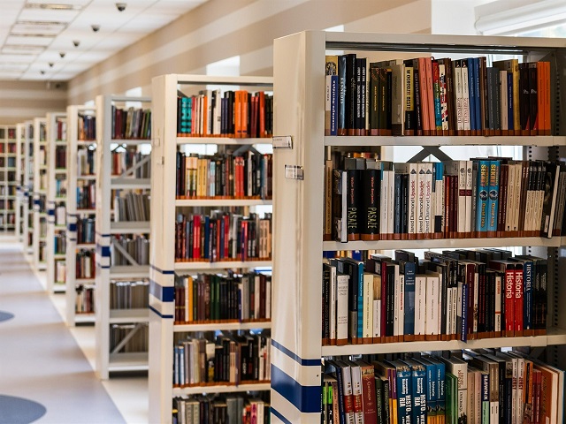 Biblioteka
IZVOR: https://pixabay.com/en/library-book-reading-education-488690/ 