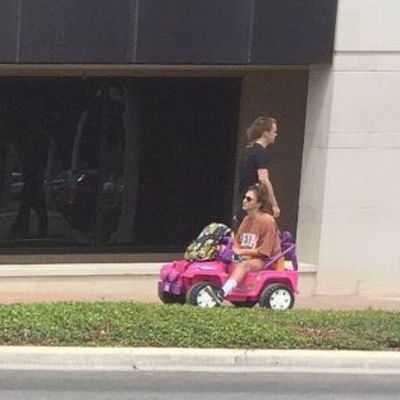 Studentica vozi Barbie auto 