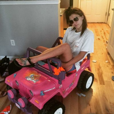 Studentica vozi Barbie auto 2