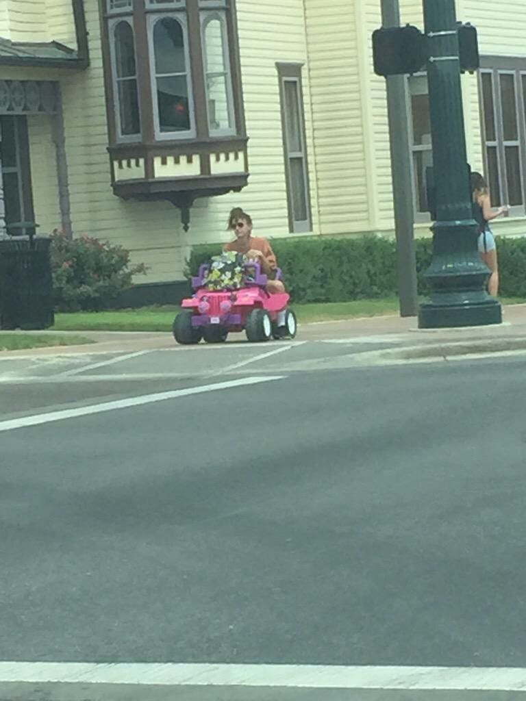 Studentica vozi Barbie auto 3