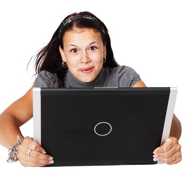 Zadivljena cura gleda na komp, "blowing"