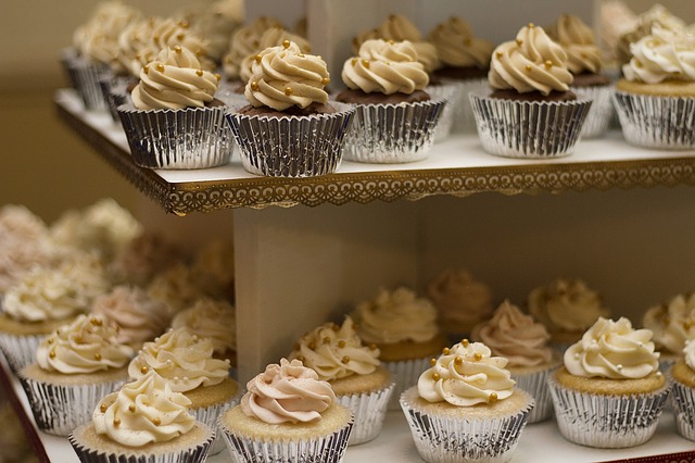 https://pixabay.com/photos/cakes-cupcakes-cake-shop-dessert-1245725/