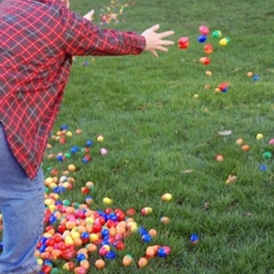 Tradicionalne uskrsne igre s jajima – bacanje jaja