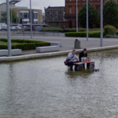 Dva momka ručaju u poplavljenom parku