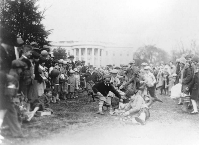 Tradicionalne uskrsne igre s jajima – koturanje jaja ispred Bijele kuće 1929. godine