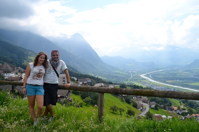 Rami i Dino i pogled na Lihtenštajn, Rajnu i Švicarsku
