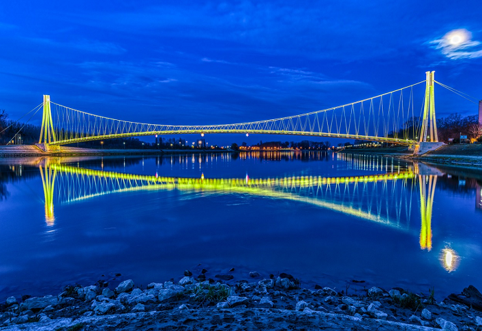 https://pixabay.com/en/croatia-osijek-blue-hour-3811357/