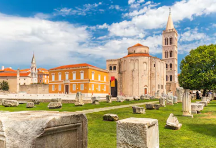 https://www.shutterstock.com/image-photo/historic-center-croatian-town-zadar-mediterranean-696812644?irgwc=1&utm_medium=Affiliate&utm_campaign=Hans%20Braxmeier%20und%20Simon%20Steinberger%20GbR&utm_source=44814&utm_term=