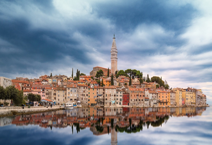 https://pixabay.com/en/skyline-rovinj-croatia-water-1738058/