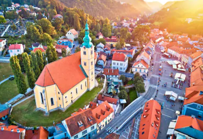 https://www.shutterstock.com/image-photo/town-samobor-square-aerial-burning-sunset-1199253274?irgwc=1&utm_medium=Affiliate&utm_campaign=Hans%20Braxmeier%20und%20Simon%20Steinberger%20GbR&utm_source=44814&utm_term=