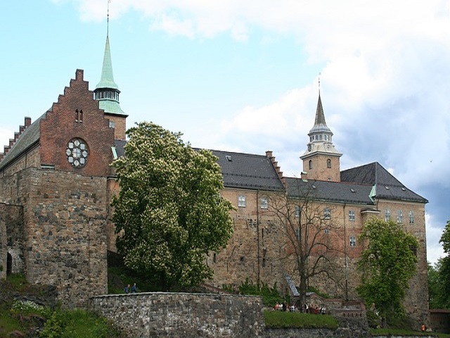 https://pixabay.com/photos/fortress-akershus-akershus-fortress-2517233/