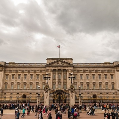 https://pixabay.com/photos/buckingham-palace-queen-royals-2254111/