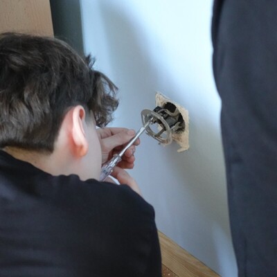 https://www.vpz.hr/2026/06/dok-drugi-zovu-majstore-tehnicka-skola-zove-svoje-ucenike-viroviticki-srednjoskolci-mijenjaju-oko-300-uticnica-i-prekidaca-u-sklopu-energetske-obnove/