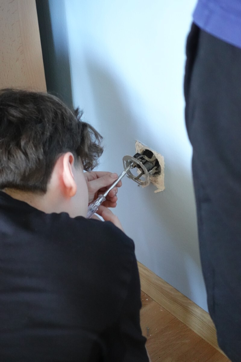 https://www.vpz.hr/2026/06/dok-drugi-zovu-majstore-tehnicka-skola-zove-svoje-ucenike-viroviticki-srednjoskolci-mijenjaju-oko-300-uticnica-i-prekidaca-u-sklopu-energetske-obnove/
