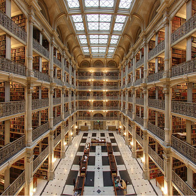 IZVOR: 
https://commons.wikimedia.org/wiki/File:George-peabody-library.jpg