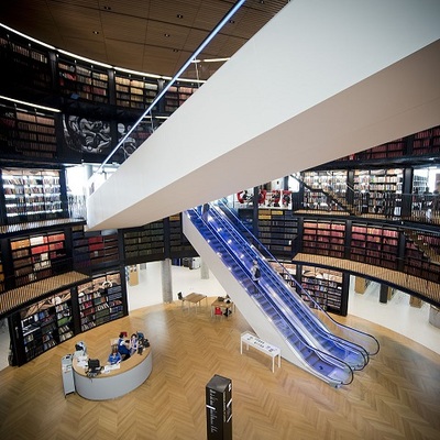 IZVOR: https://en.wikipedia.org/wiki/Library_of_Birmingham#/media/File:LiibraryofBirminghamBookRotunda.jpg 