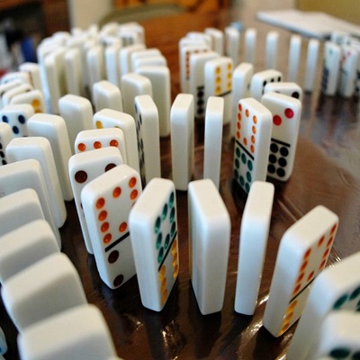 https://hr.wikipedia.org/wiki/Domino#/media/Datoteka:Toppledominos.jpg