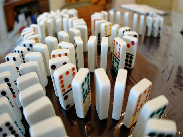 https://hr.wikipedia.org/wiki/Domino#/media/Datoteka:Toppledominos.jpg