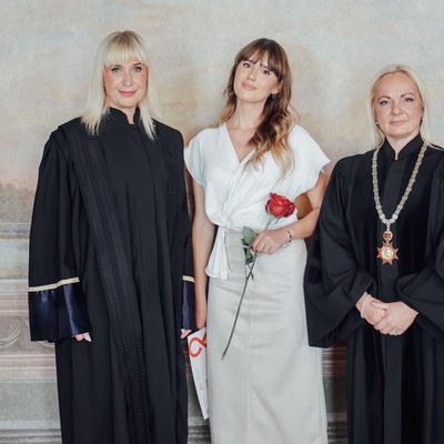 Prof. dr. sc. Aleksandra Maganić i prof. dr. sc. Romana Matanovac Vučković s nagrađenom studenticom