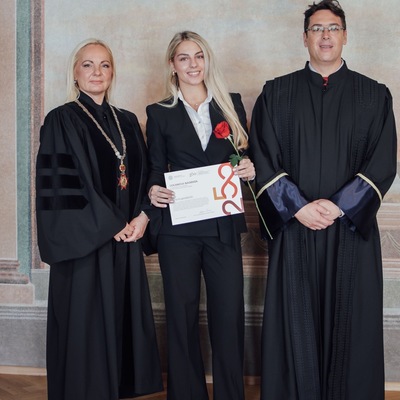 Prof. dr. sc. Romana Matanovac Vučković i izv. prof. dr. sc. Mihovil Škarica s nagrađenom studenticom