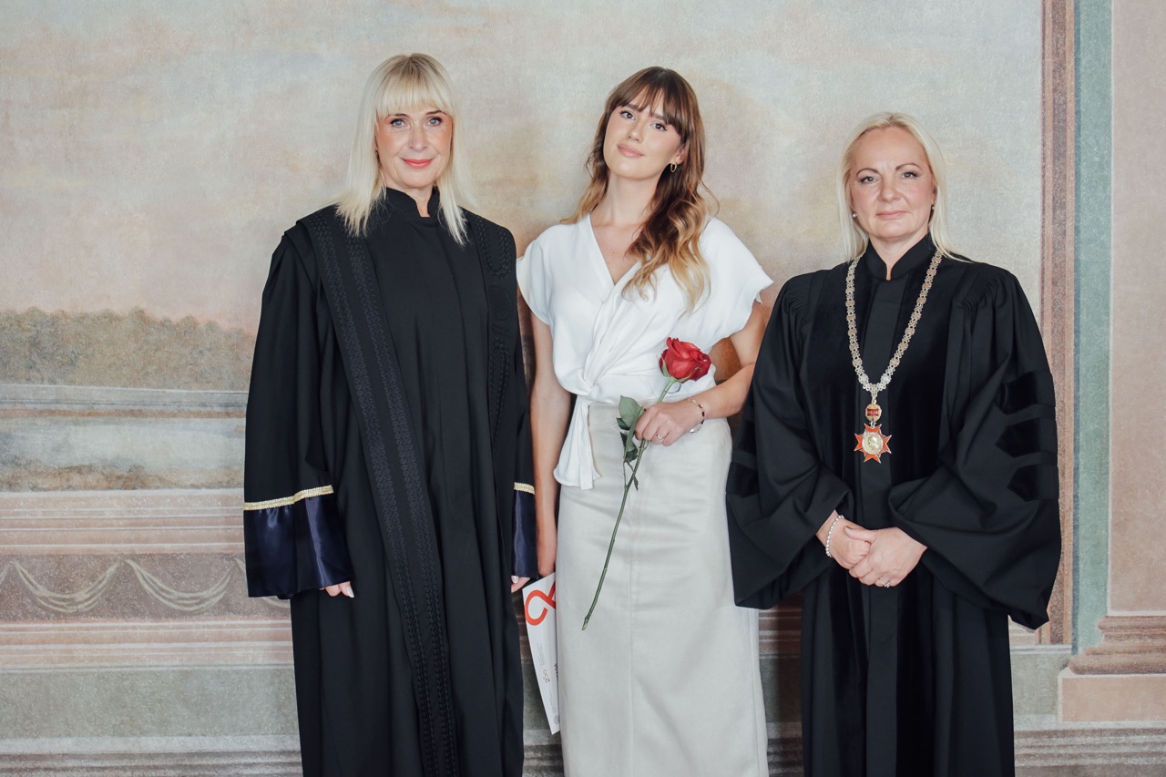 Prof. dr. sc. Aleksandra Maganić i prof. dr. sc. Romana Matanovac Vučković s nagrađenom studenticom