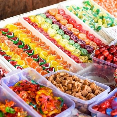 Pixabay, https://pixabay.com/photos/colorful-candy-fair-1284475/
