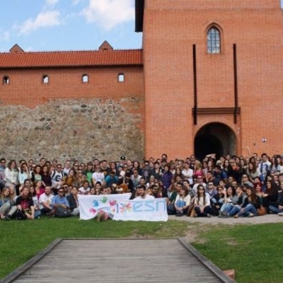 Erasmusovci pred dvorcem Trakai