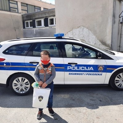 https://sisacko-moslavacka-policija.gov.hr/vijesti-8/sisacki-policajci-sedmogodisnjem-djecaku-cestitali-rodjendan/36187