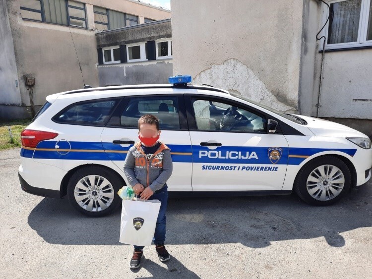 https://sisacko-moslavacka-policija.gov.hr/vijesti-8/sisacki-policajci-sedmogodisnjem-djecaku-cestitali-rodjendan/36187