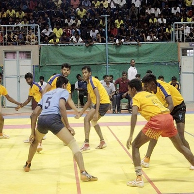 Kabaddi, Indija
https://www.flickr.com/photos/belurmath/24581506517/in/photolist-DsbDtT-DsbDgP-EYefHE-DsbCU6-i3fhN-ypesnm-xt91LC-yqSZo8-yqSZv2-y8DDnc-qtr3DM-pVKQ6o-UE6qnL-TBXEwW-UUnKoZ-TBXJ8y-TBXxAG-TESoFt-25rNRJg-TtDxYt-X23my9-xth4Uz-ypesLN-74CgBC-ypeo1A-yqaxb4-y8ywtb-YhL4Yz-5YT7Zo-Y2CxrJ-Y2CyDy-Y2Cyg9-y8xty7-Y2CxS3-ypesVf-yperNL-y8yxcq-Y2CzCC-xt8VUy-xt8ZCf-xt8ZGo-y8ywAL-X23mjb-ynQWRw-y8xtqG-X23m8Q-yqaxev-xt8Wf3-Y2CAKN-Y2CA9C