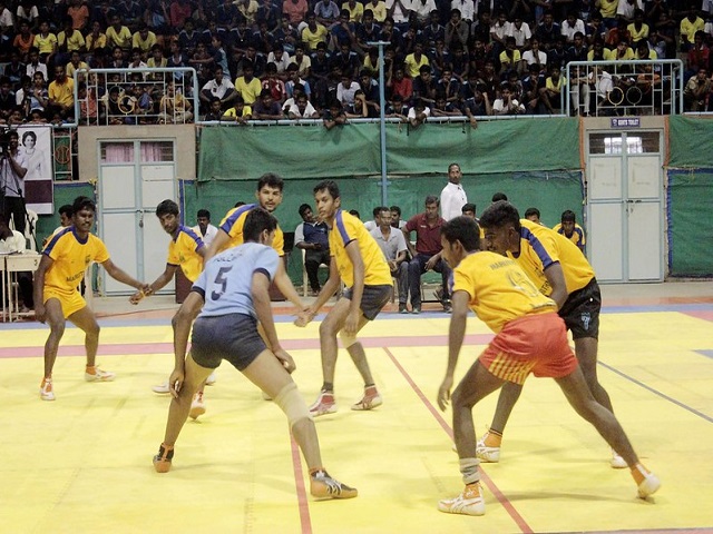 Kabaddi, Indija
https://www.flickr.com/photos/belurmath/24581506517/in/photolist-DsbDtT-DsbDgP-EYefHE-DsbCU6-i3fhN-ypesnm-xt91LC-yqSZo8-yqSZv2-y8DDnc-qtr3DM-pVKQ6o-UE6qnL-TBXEwW-UUnKoZ-TBXJ8y-TBXxAG-TESoFt-25rNRJg-TtDxYt-X23my9-xth4Uz-ypesLN-74CgBC-ypeo1A-yqaxb4-y8ywtb-YhL4Yz-5YT7Zo-Y2CxrJ-Y2CyDy-Y2Cyg9-y8xty7-Y2CxS3-ypesVf-yperNL-y8yxcq-Y2CzCC-xt8VUy-xt8ZCf-xt8ZGo-y8ywAL-X23mjb-ynQWRw-y8xtqG-X23m8Q-yqaxev-xt8Wf3-Y2CAKN-Y2CA9C