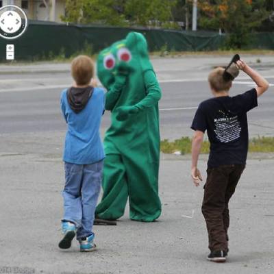 Maskota Gumby je šetao kada su ga dva dječaka napala