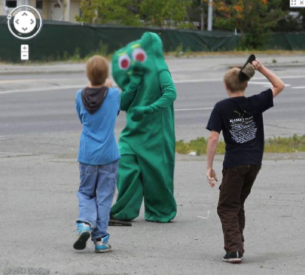 Maskota Gumby je šetao kada su ga dva dječaka napala