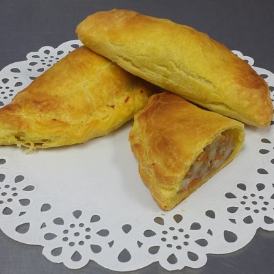 https://pixabay.com/photos/pasties-bakery-pasty-lunch-baked-5080794/