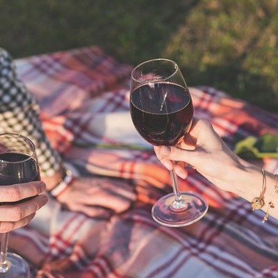 https://pixabay.com/photos/picnic-wine-cheers-toas-celebrate-1853380/