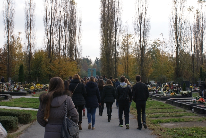 Studenti na Memorijalnom groblju