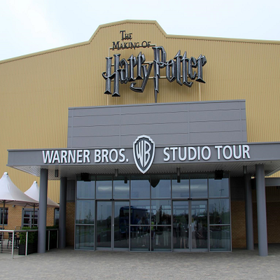 https://upload.wikimedia.org/wikipedia/commons/b/bc/Harry_Potter_Leavesden_entrance.jpg