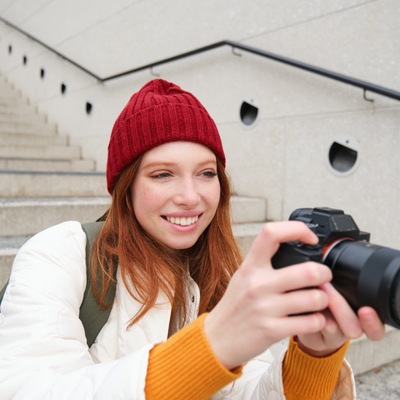 https://www.freepik.com/free-photo/urban-people-lifestyle-happy-redhead-woman-takes-photos-holding-professional-digital-camera-phot_38095600.htm#fromView=search&page=1&position=31&uuid=b18875af-da46-43a4-94aa-a17ba781ba4c&query=foto+taking+