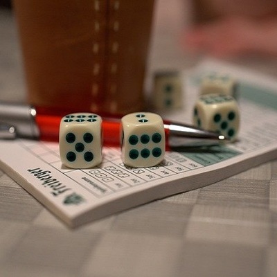 https://pixabay.com/it/photos/yahtzee-ascolta-cubo-craps-3898161/
