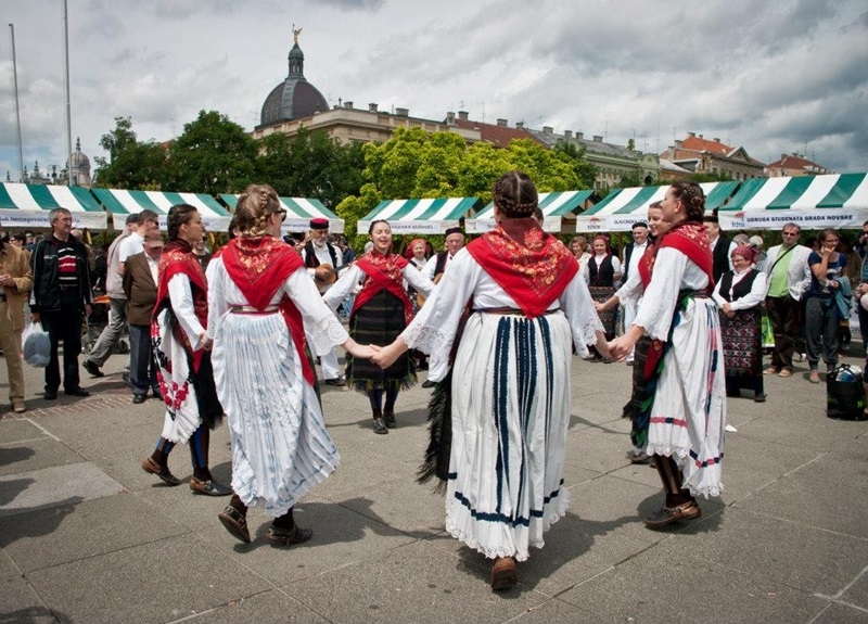 Slavonsko kolo na Trgu kralja Tomislava