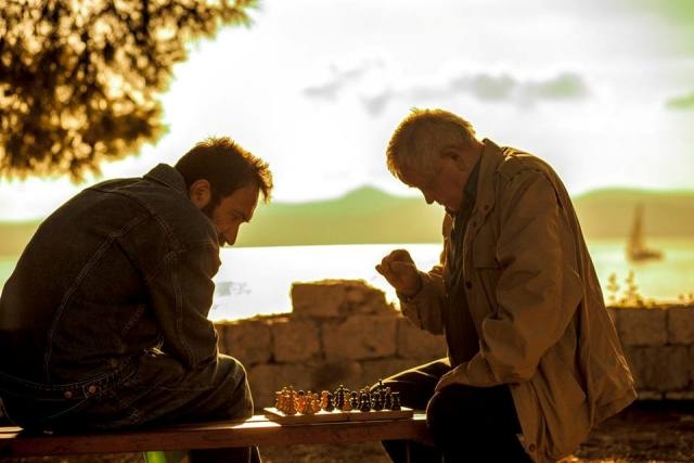 Otac i sin igraju šah