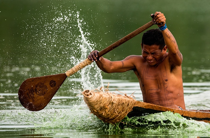Domorodačke igre - Domorodac Brazila u utrci kanua