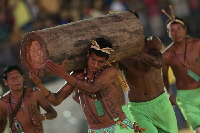 Domorodačke igre - Brazilci nose kladu