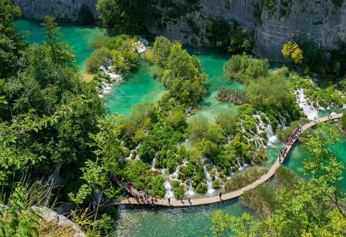 https://pixabay.com/en/croatia-lake-waterfall-812260/