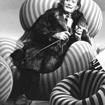 Salvador Dali u Gaetano Pesceovom stolcu "Up Chair"