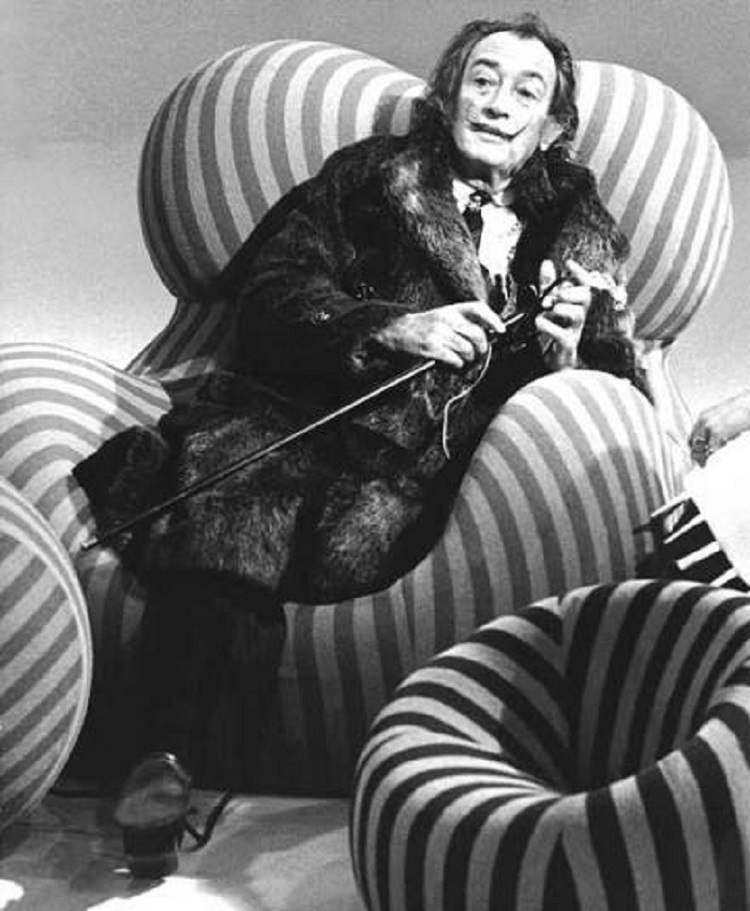 Salvador Dali u Gaetano Pesceovom stolcu "Up Chair"