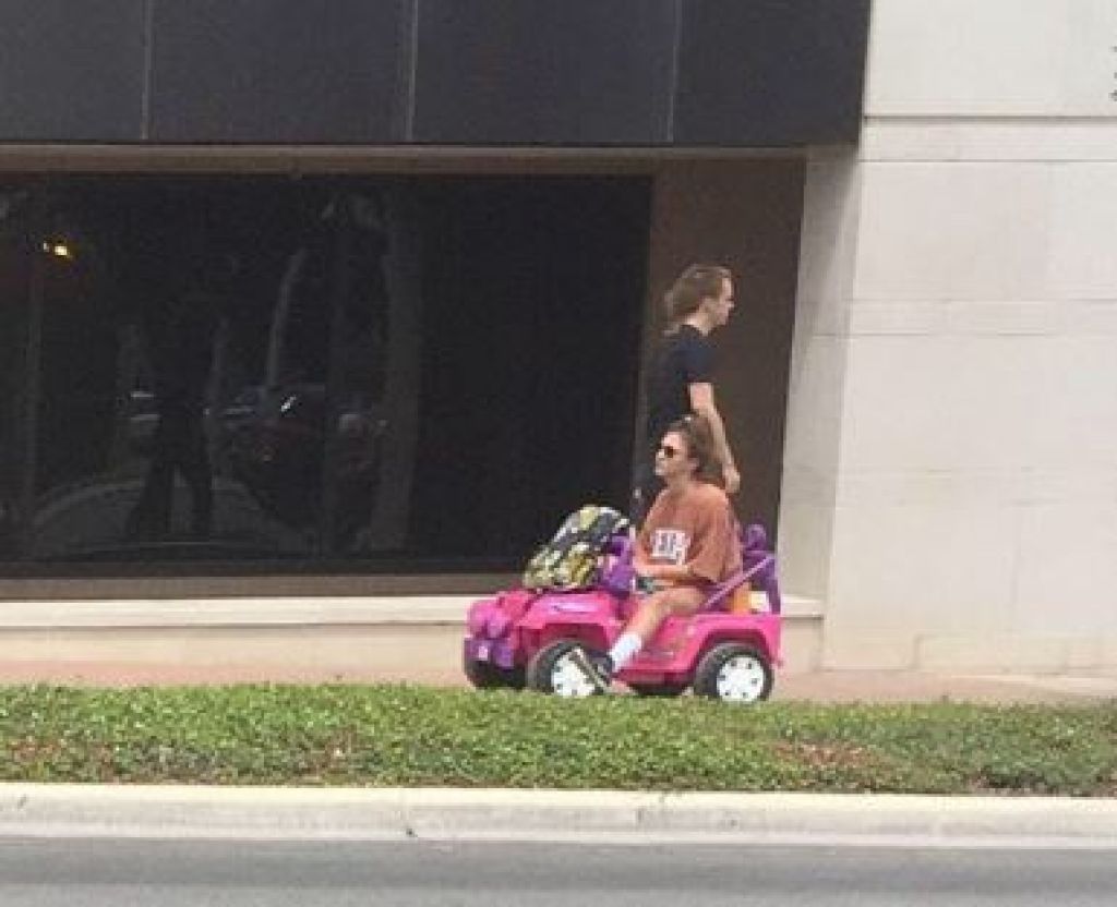 Studentica vozi Barbie auto 